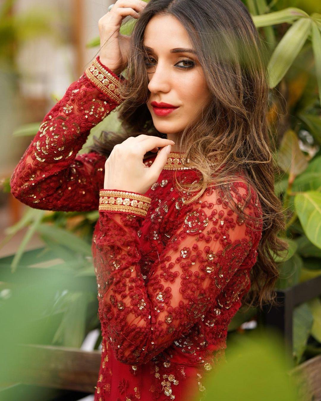 Heli Daruwala (2)