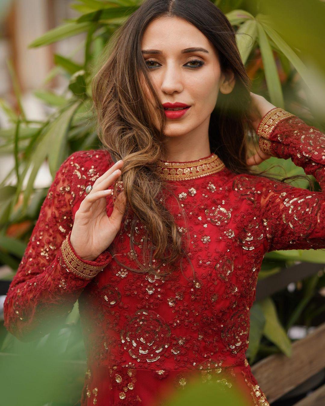Heli Daruwala (3)