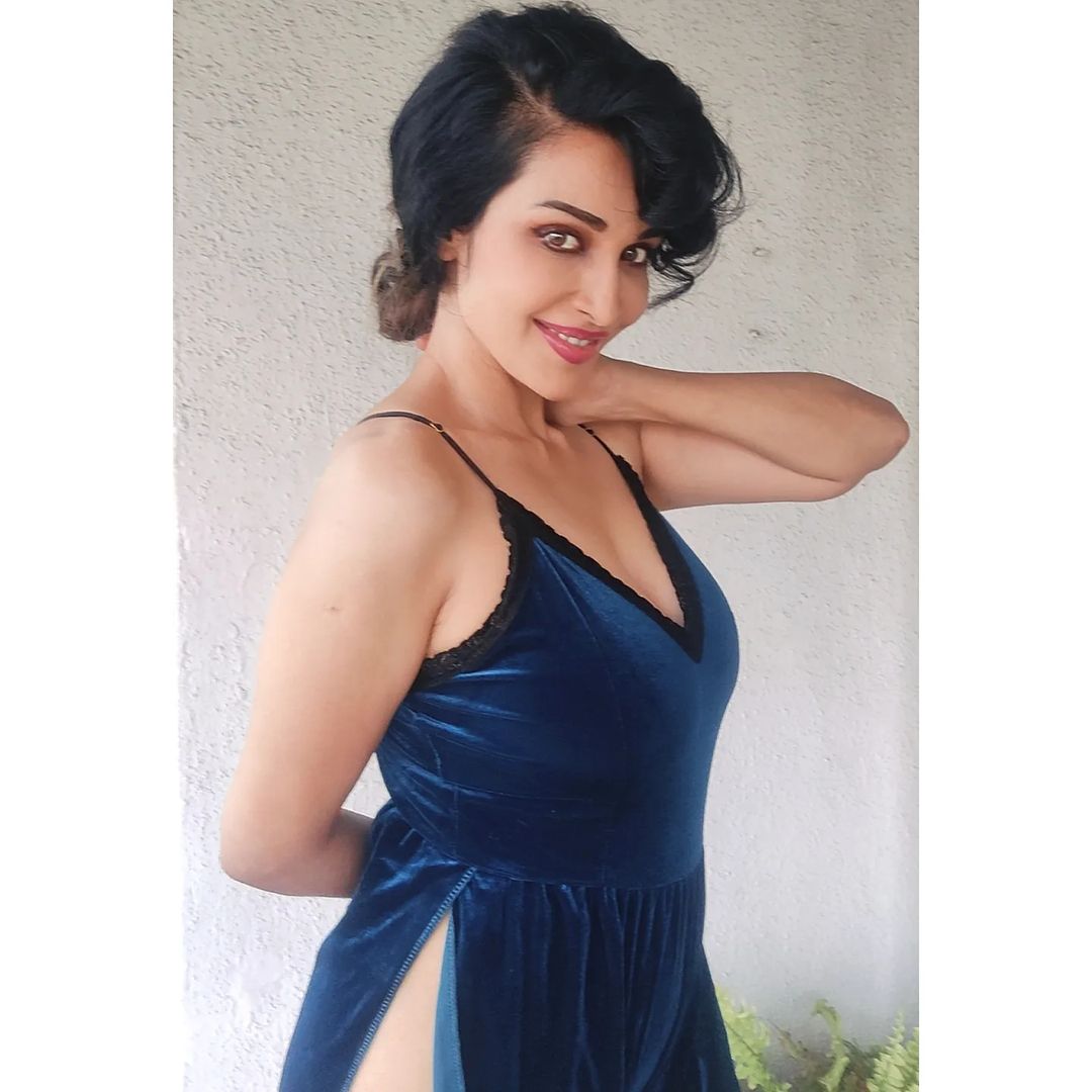 Flora Saini (10)