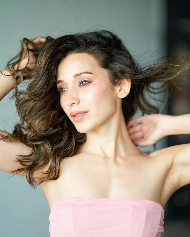 Heli Daruwala 10