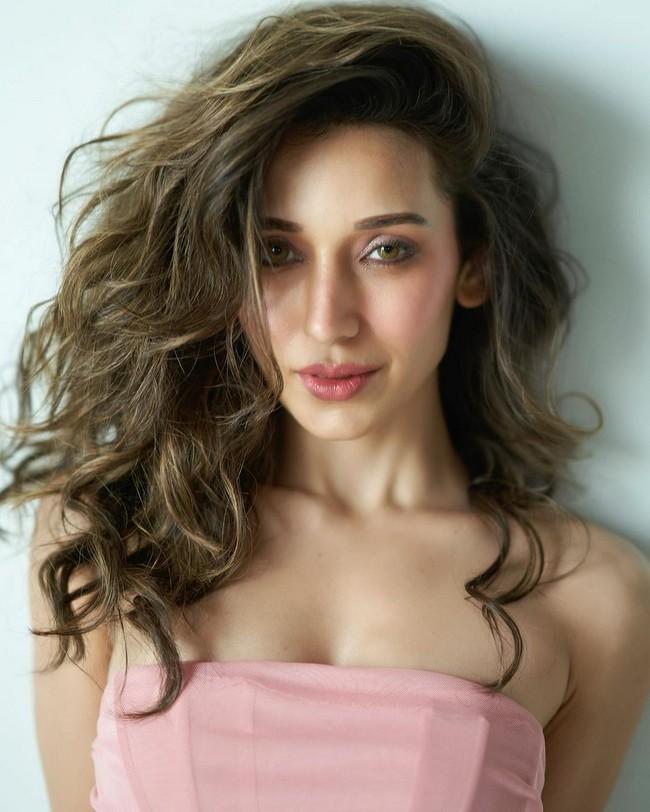 Heli Daruwala 8