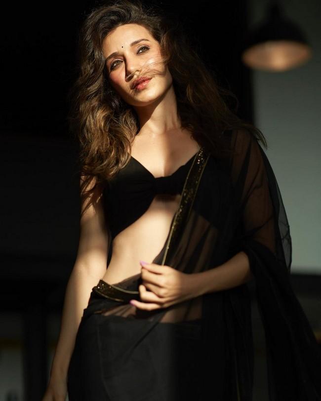 Heli Daruwala 3