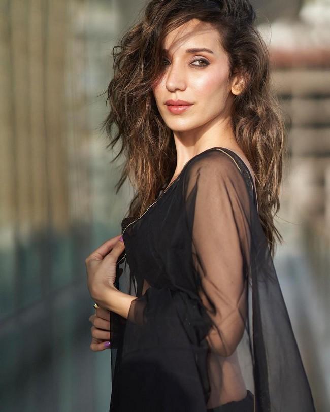 Heli Daruwala 4