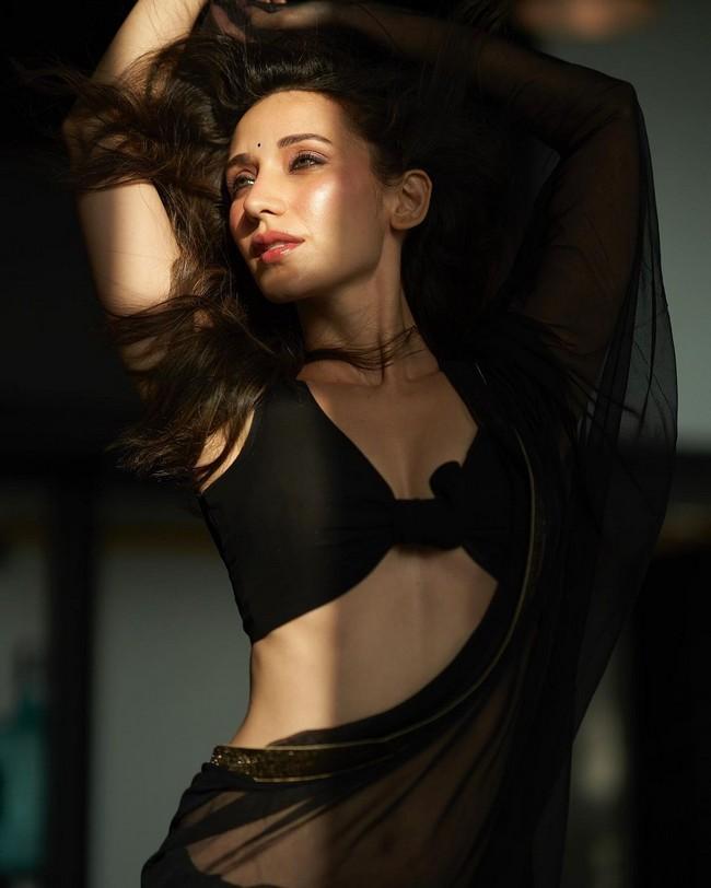 Heli Daruwala 5