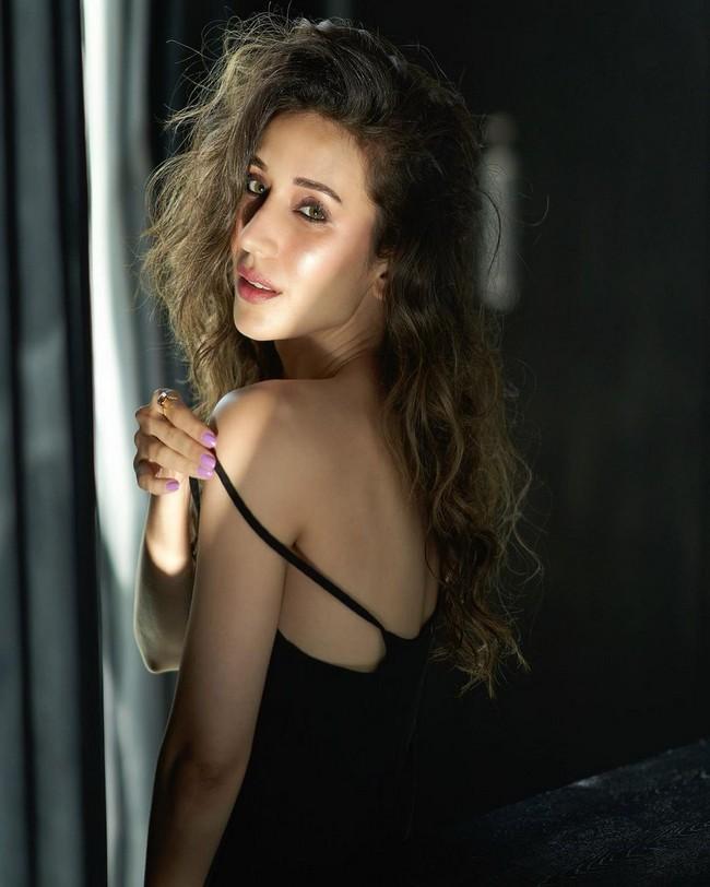 Heli Daruwala 6