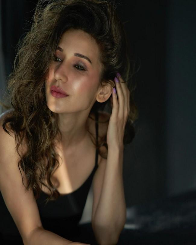 Heli Daruwala 7