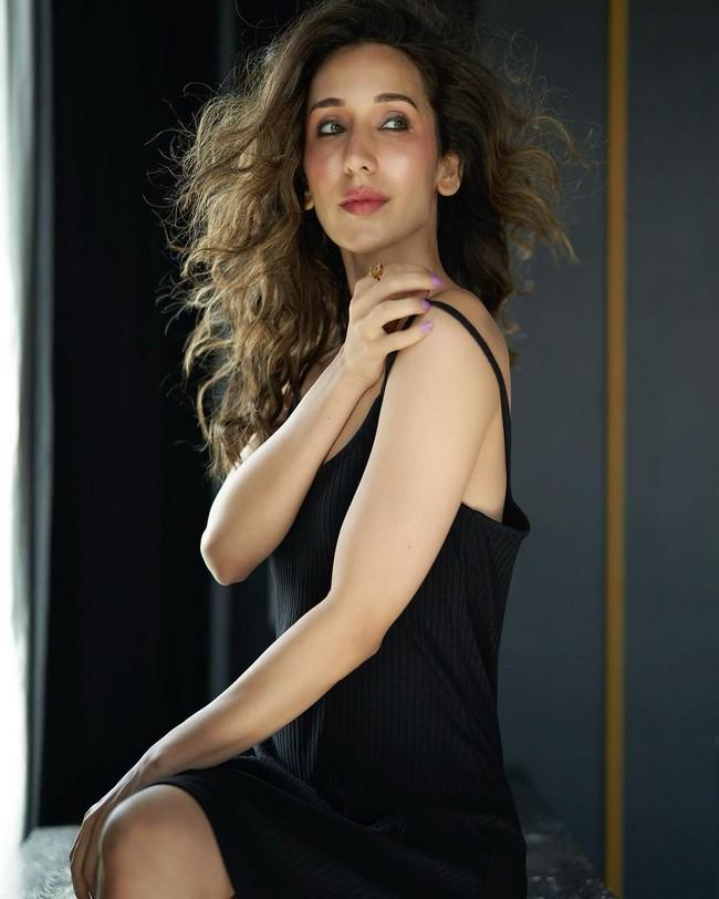 Heli Daruwala 8