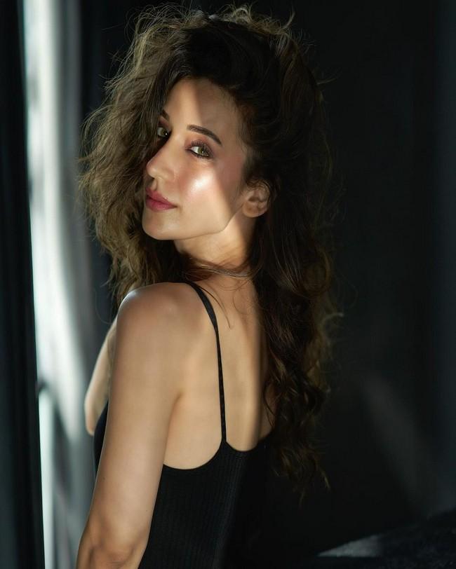 Heli Daruwala 9