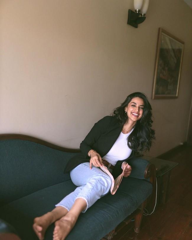 Meenakshii Chaudhary 11