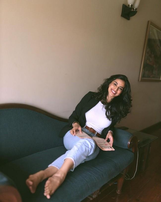 Meenakshii Chaudhary 12