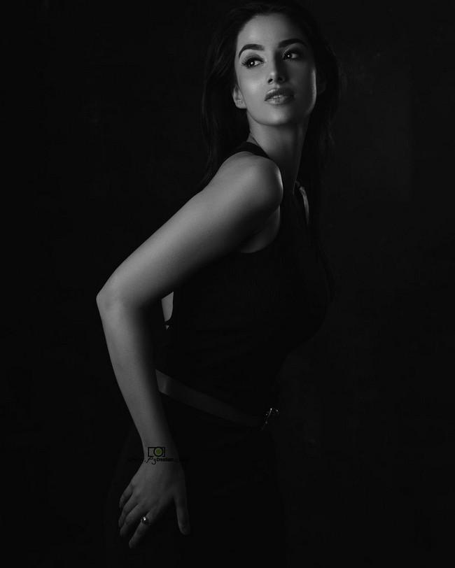 Meenakshii Chaudhary 7