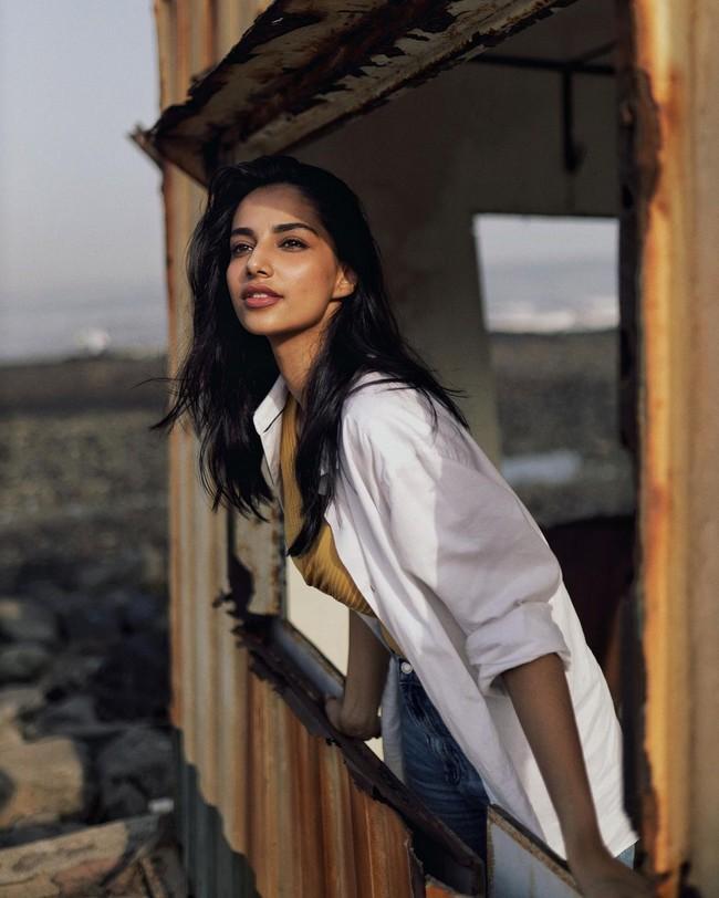 Meenakshii Chaudhary 9