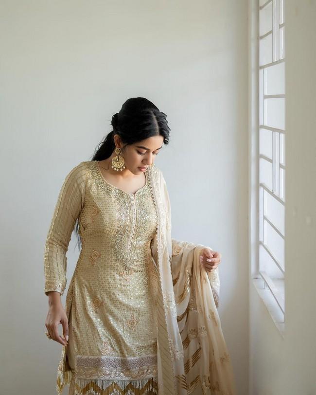 Mirnalini Ravi 11