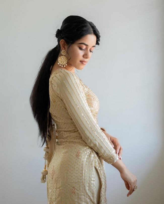 Mirnalini Ravi 12