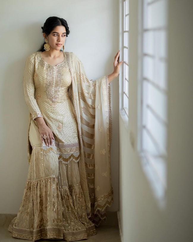 Mirnalini Ravi 13