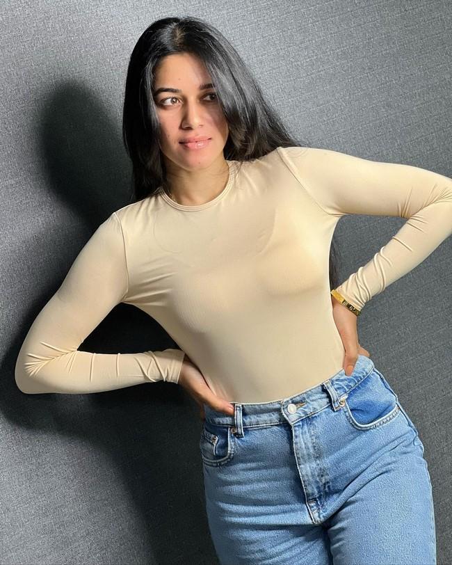 Mirnalini Ravi 15