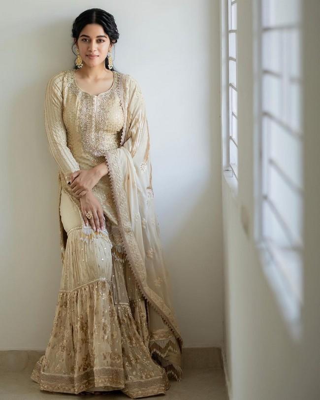 Mirnalini Ravi 16