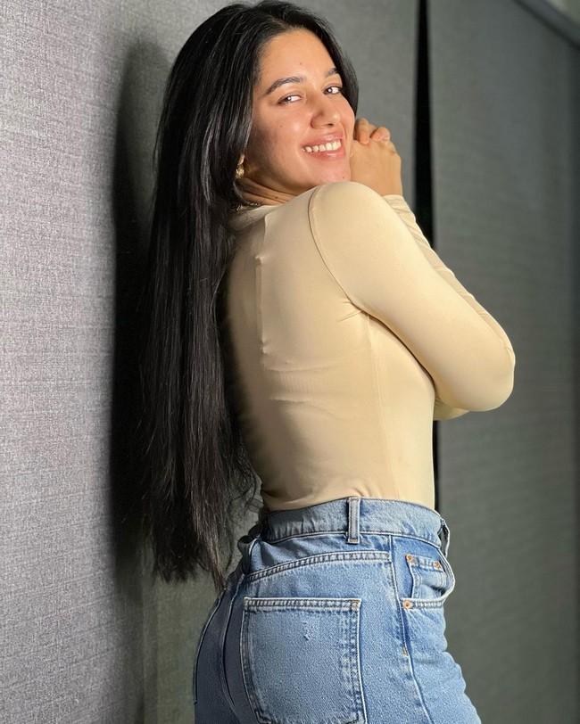 Mirnalini Ravi 17