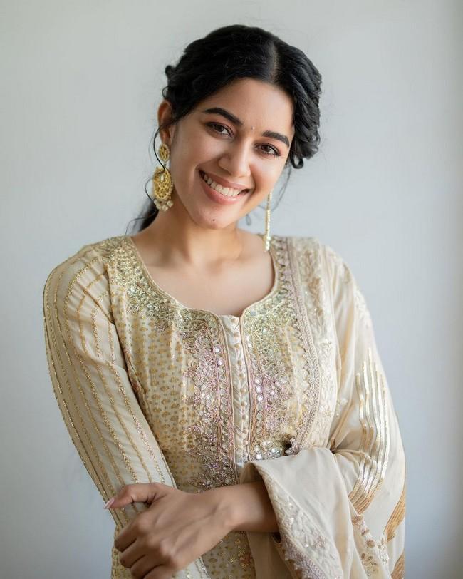 Mirnalini Ravi 8
