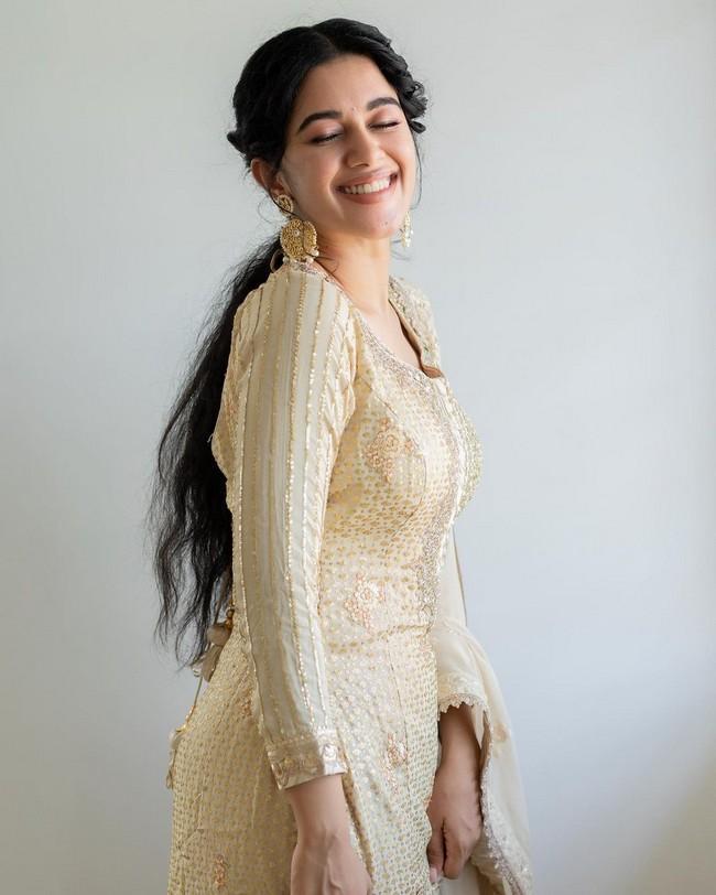 Mirnalini Ravi 9