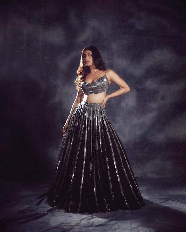 Mouni Roy 8