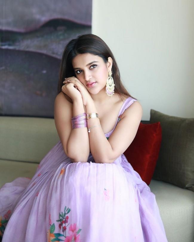Nidhhi Agerwal 6