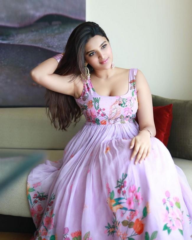 Nidhhi Agerwal 8
