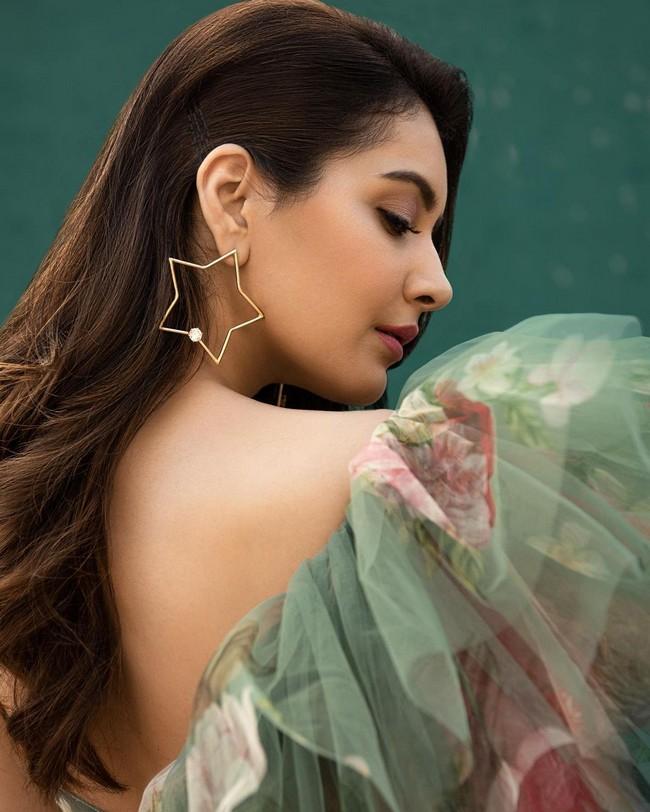 Raashii Khanna 8