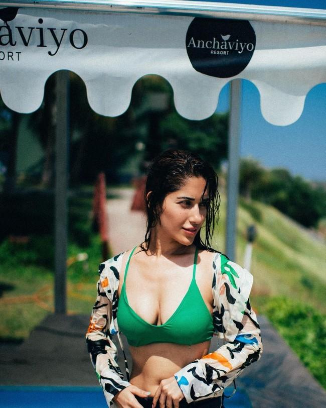 Ruhani Sharma 5