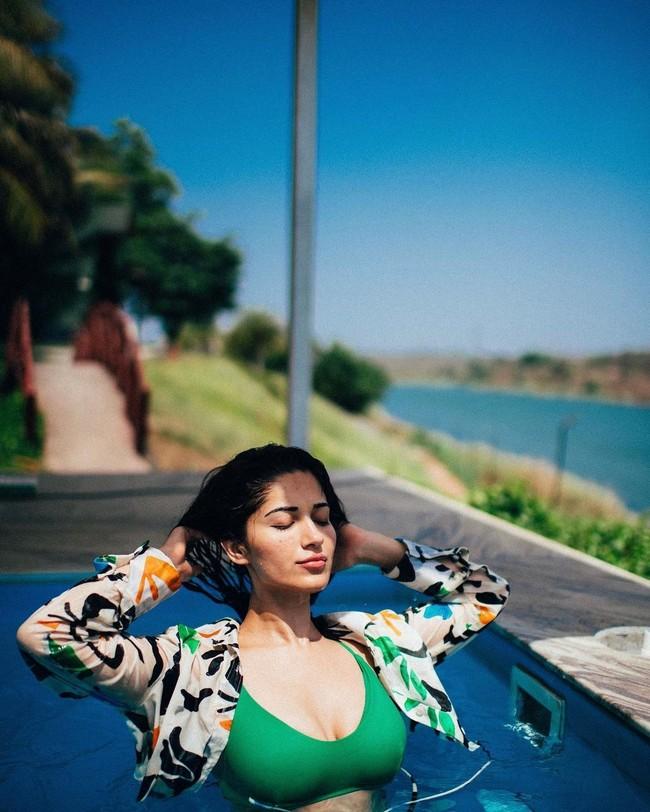 Ruhani Sharma 6