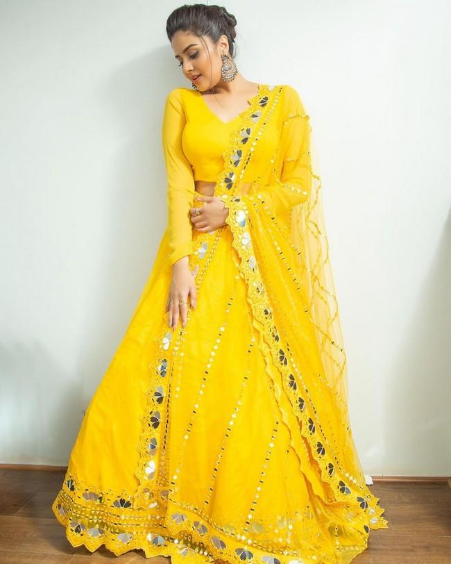 Sreemukhi 9