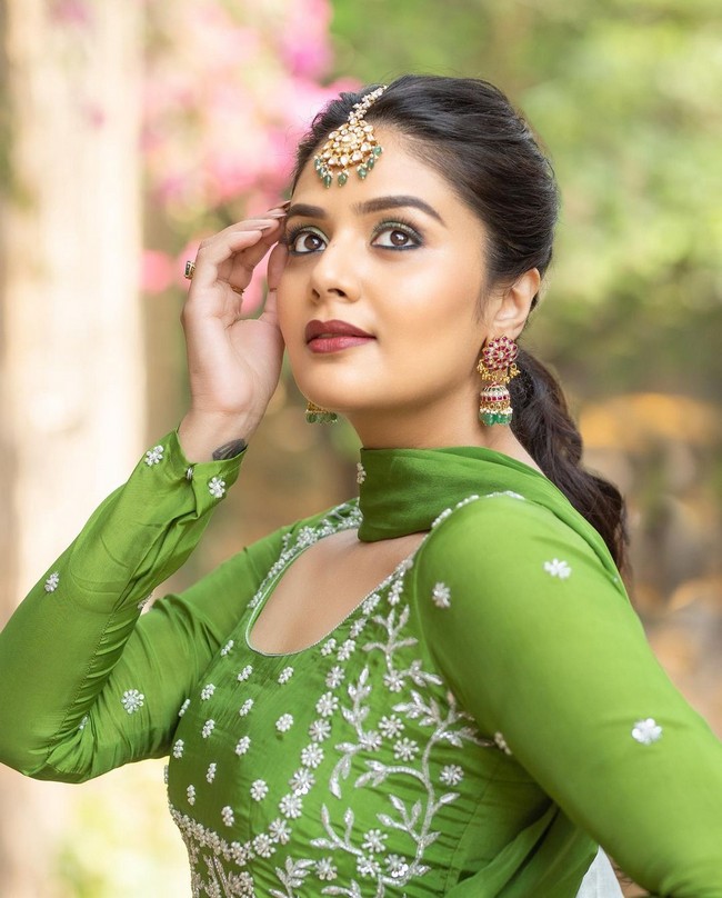 Sreemukhi 11