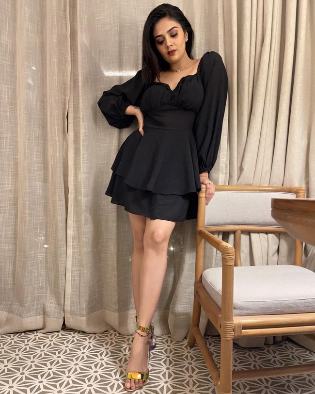 Sreemukhi 12