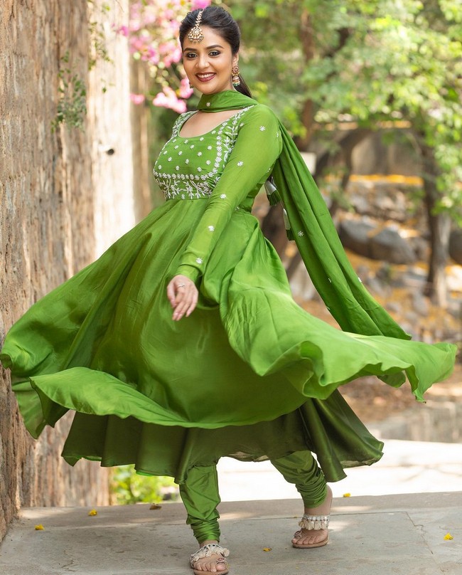 Sreemukhi 13