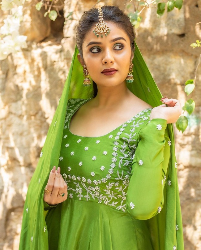 Sreemukhi 15