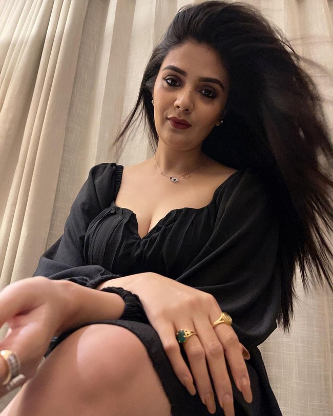 Sreemukhi 16