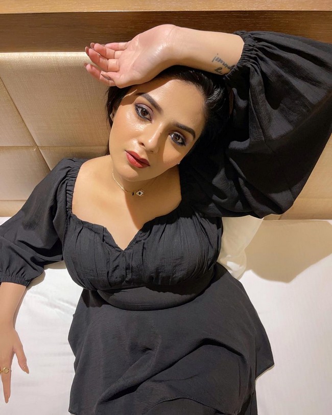 Sreemukhi 18