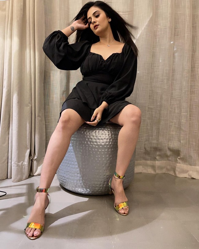 Sreemukhi 19