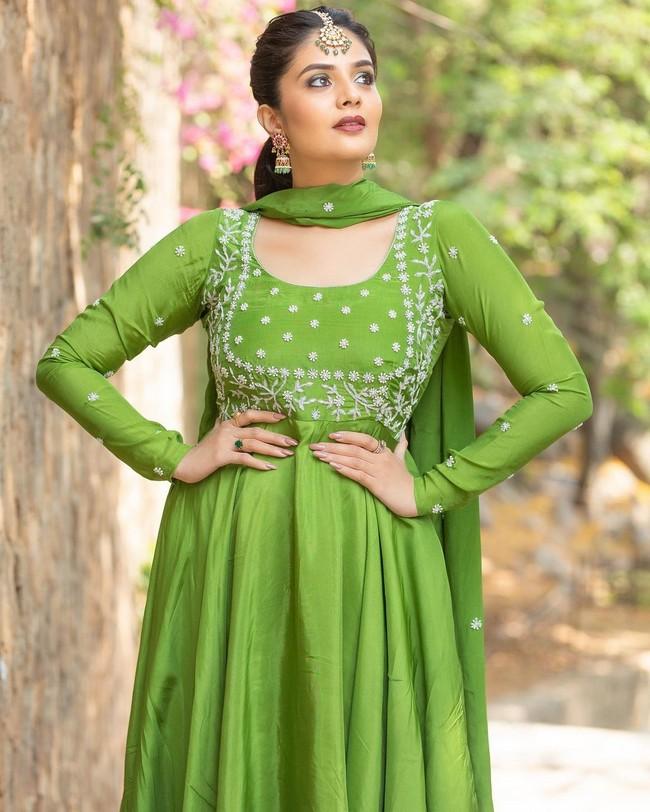 Sreemukhi 6