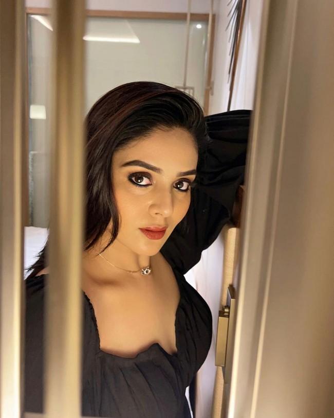 Sreemukhi 7