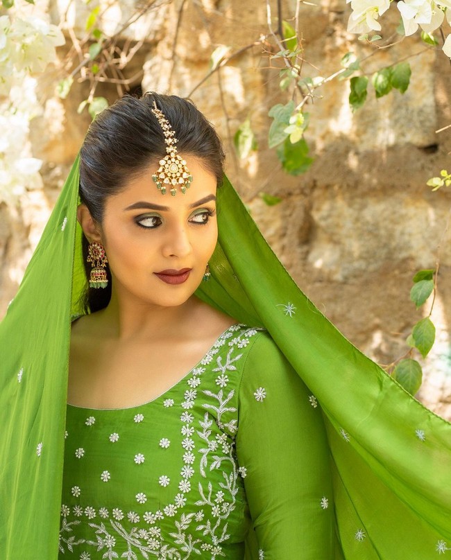 Sreemukhi 8