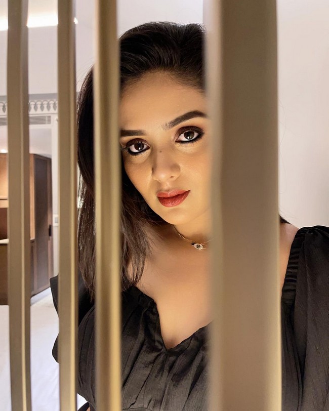 Sreemukhi 9