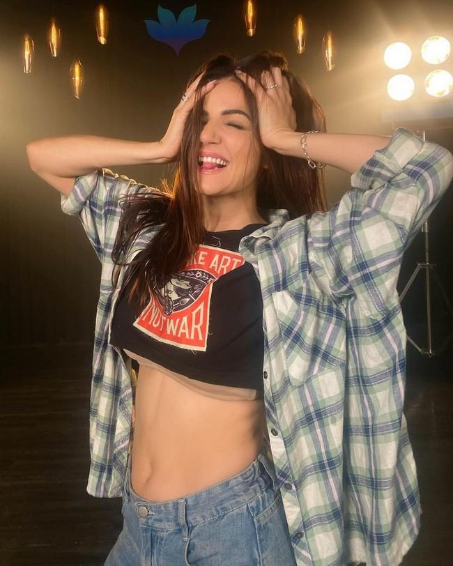 Amyaela 9