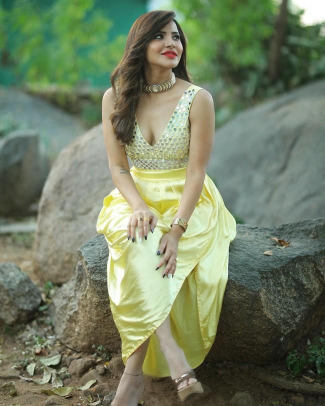 Ashu Reddy 11
