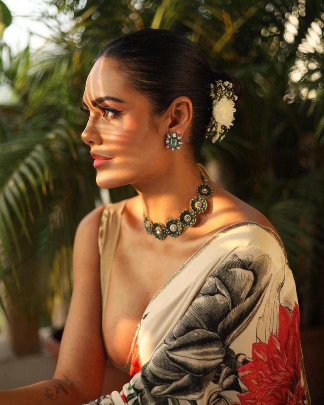 Esha Gupta 2