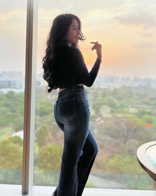 Mirnalini Ravi 13