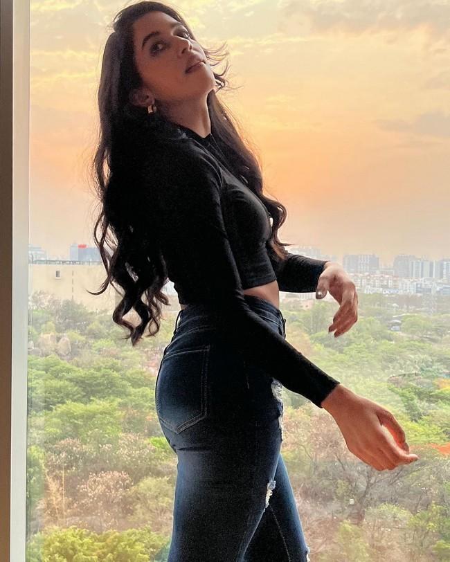 Mirnalini Ravi 9