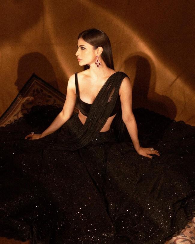 Mouni Roy 13