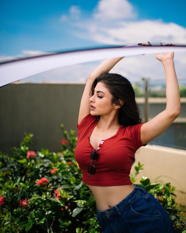 Mouni Roy 18