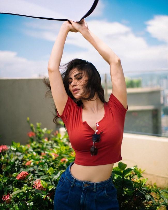 Mouni Roy 2